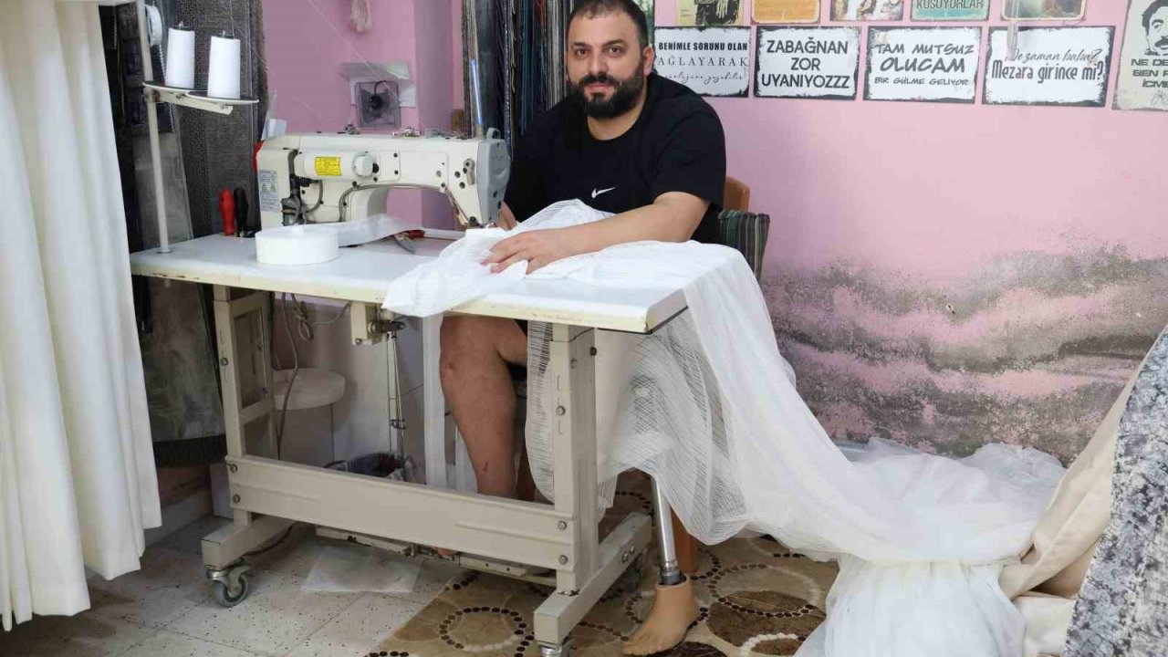 Depremde 55 saat enkaz altında kalıp bir bacağını kaybeden perdeci Ali, protez bacağıyla kendi ayakları üzerinde durmayı başardı