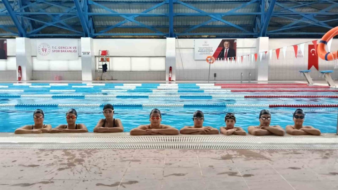 Bilecik’te Gençlik ve Spor Okullarında yüzme antrenmanları sürüyor