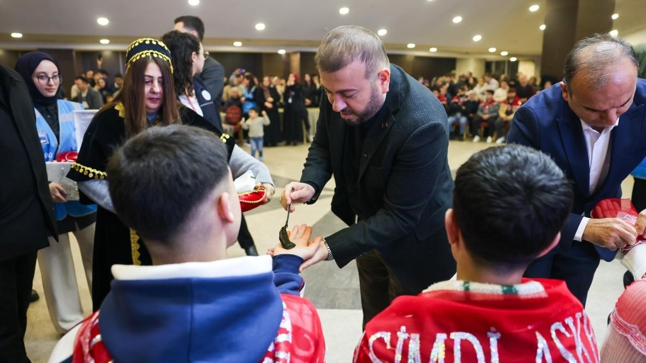 Arnavutköy Belediyesi’nden askere gidecek gençlere kınalı uğurlama