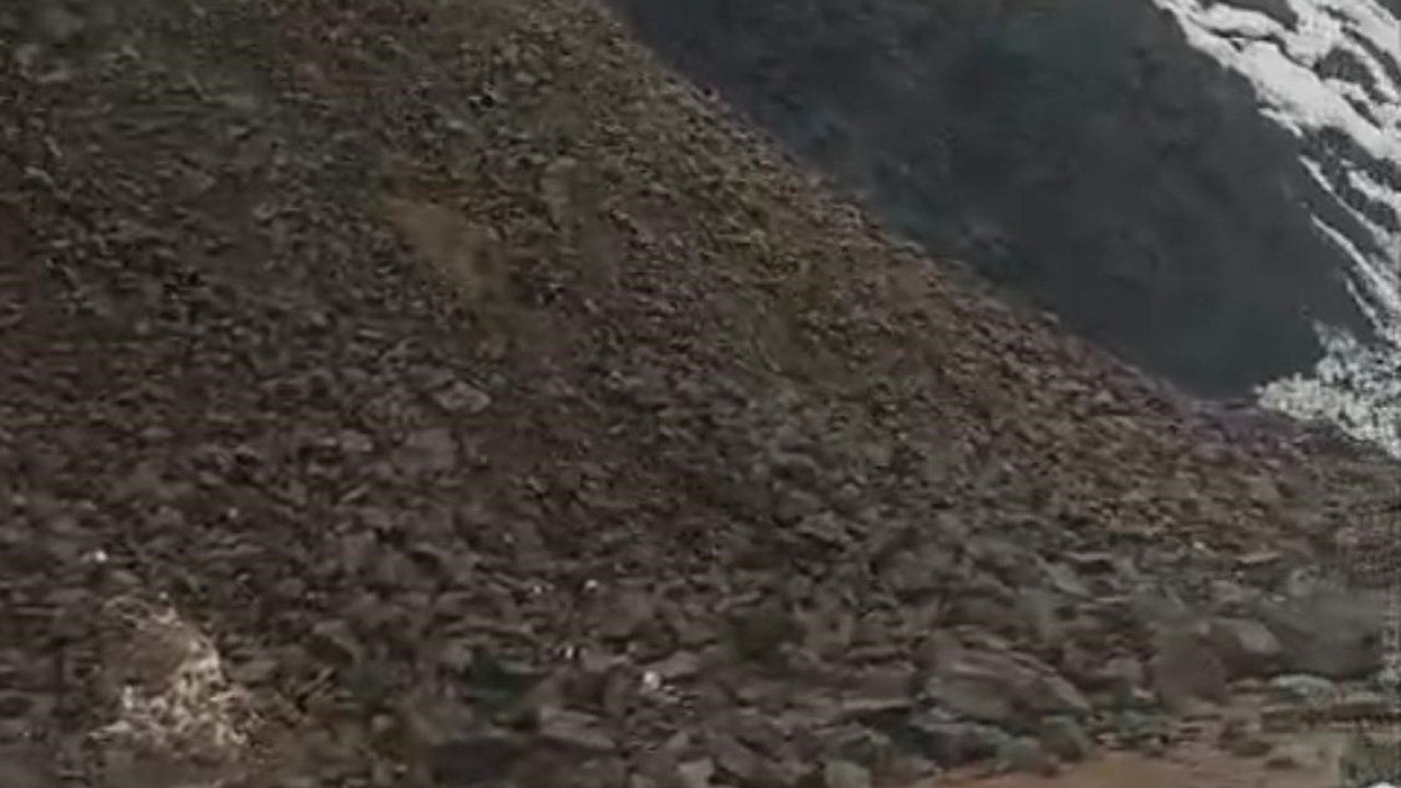 Sason’da kar ve yağmur sonrası heyelan: Köy minibüsü yolda mahsur kaldı