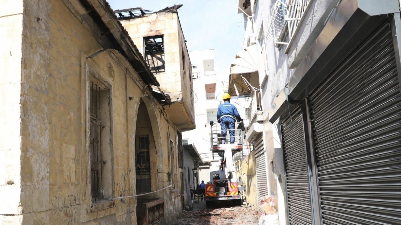Yangında zarar gören tarihi Mersin evinin çatısı temizlendi