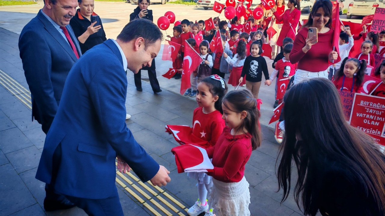 Karpuzlu’da miniklerden bayrağa saygı