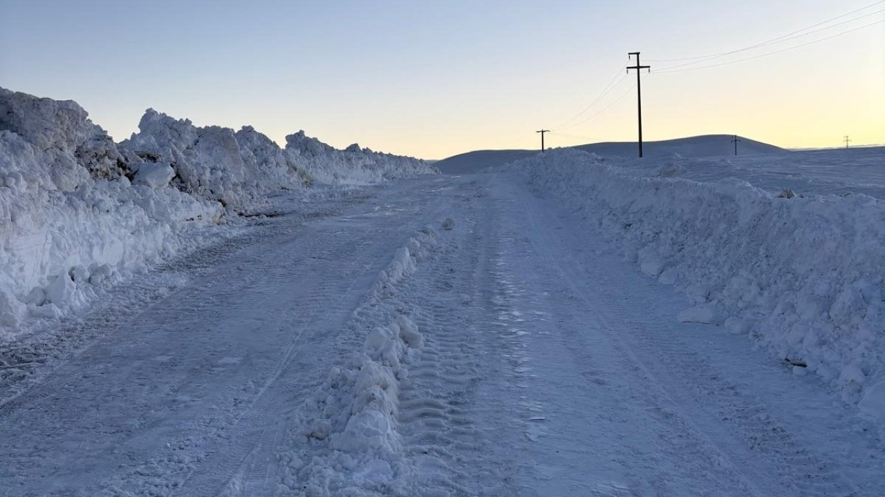 Bitlis’te kardan kapanan köy yolları yeniden açılıyor