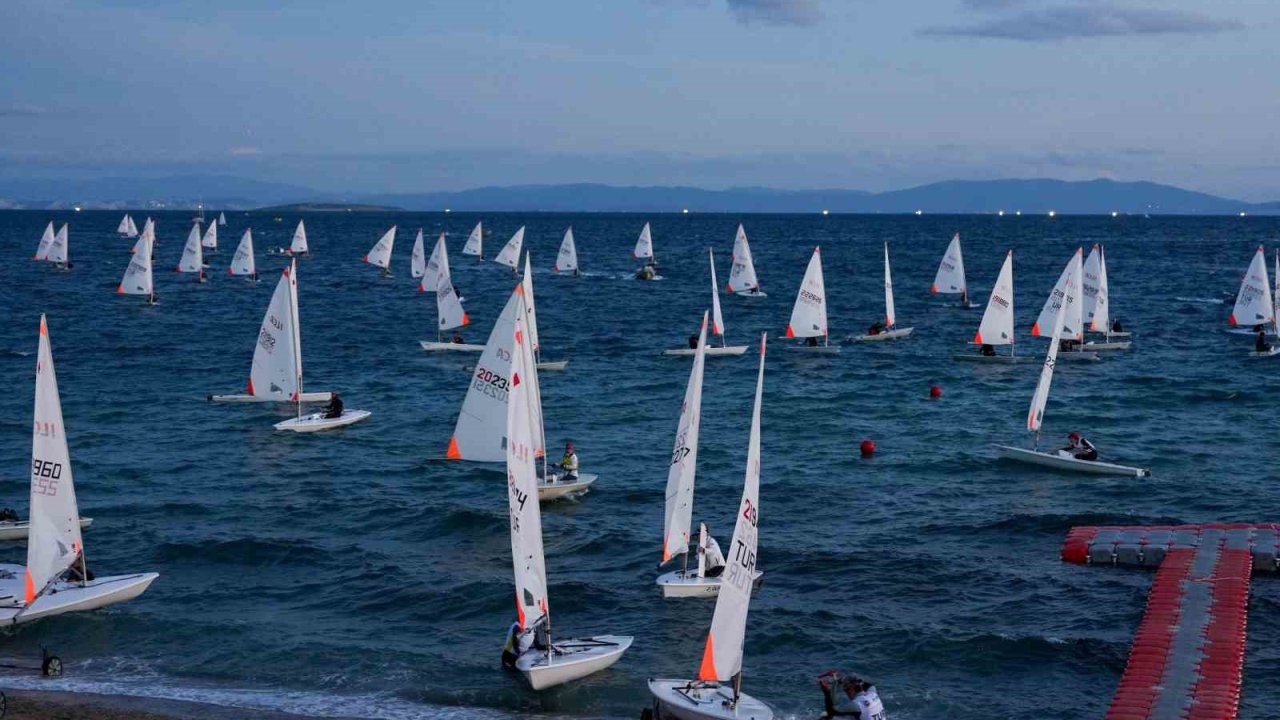 Yelkenliler Didim’de yarışmaya başladı
