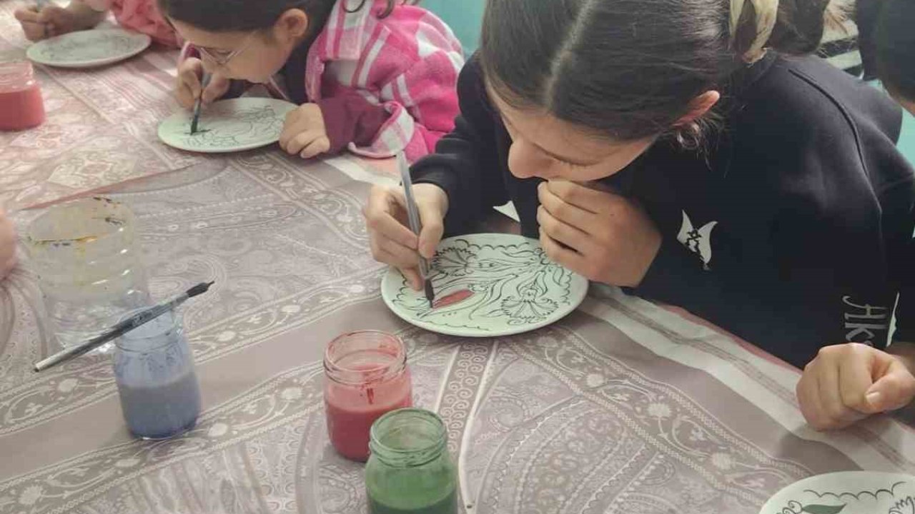 Öğrencilerden çini boyama etkinliği