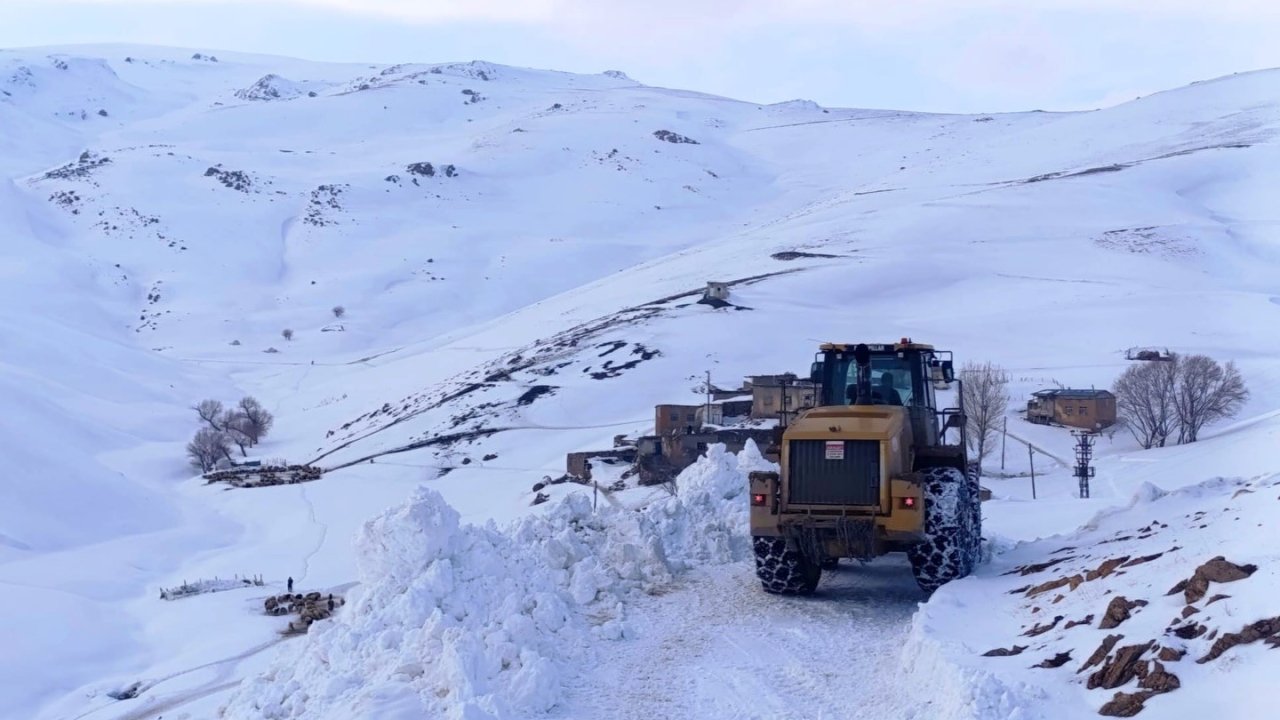 Van’da kardan dolayı kapanan 34 yerleşim yerinin yolu açılıyor