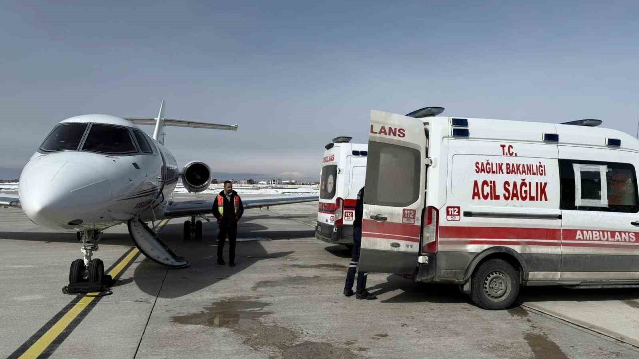 Hasta 2 bebek ambulans uçakla İstanbul’a sevk edildi