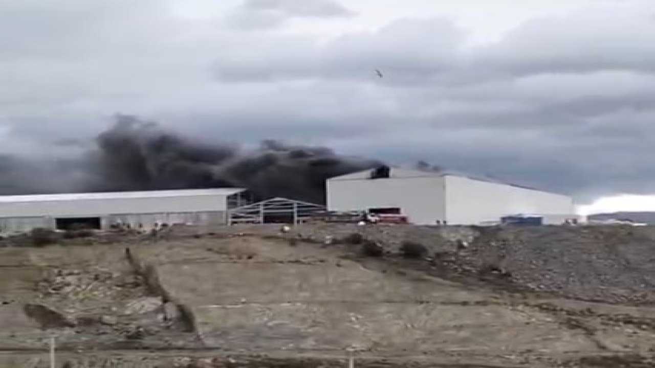 Milas’ta fabrika inşaatında yangın