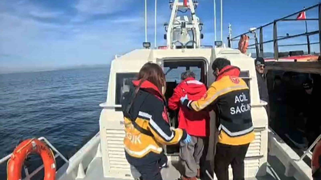 Balıkçı teknesinde rahatsızlanan vatandaşa Sahil Güvenlikten tıbbi tahliye
