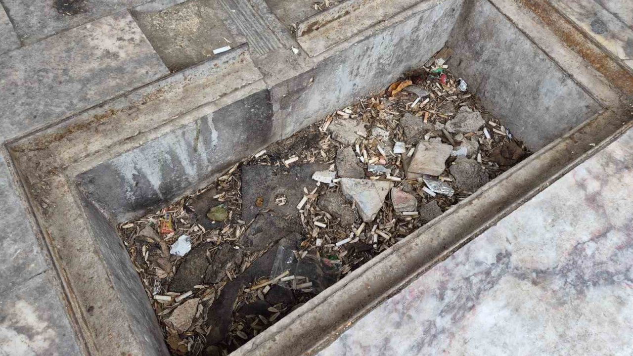 Eskişehir’de tarihi çeşmeye "Çöp" darbesi: Muhtar çareyi yazı asmakta buldu