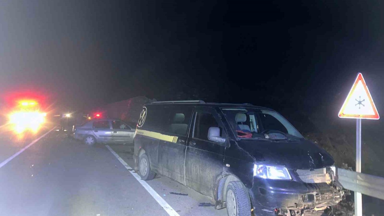 Kastamonu’da minibüs ile otomobil çarpıştı: 4 yaralı