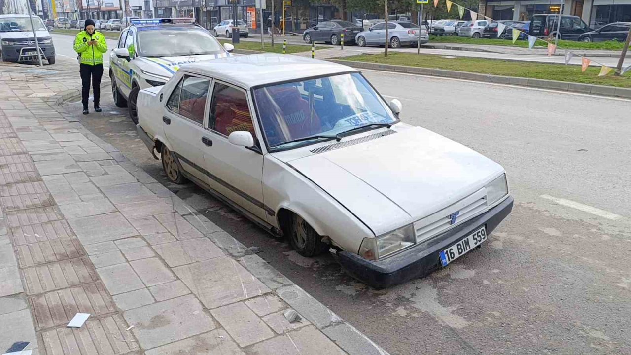 Ehliyetsiz sürücü kaldırıma çarpıp kaçtı ama polis yakaladı