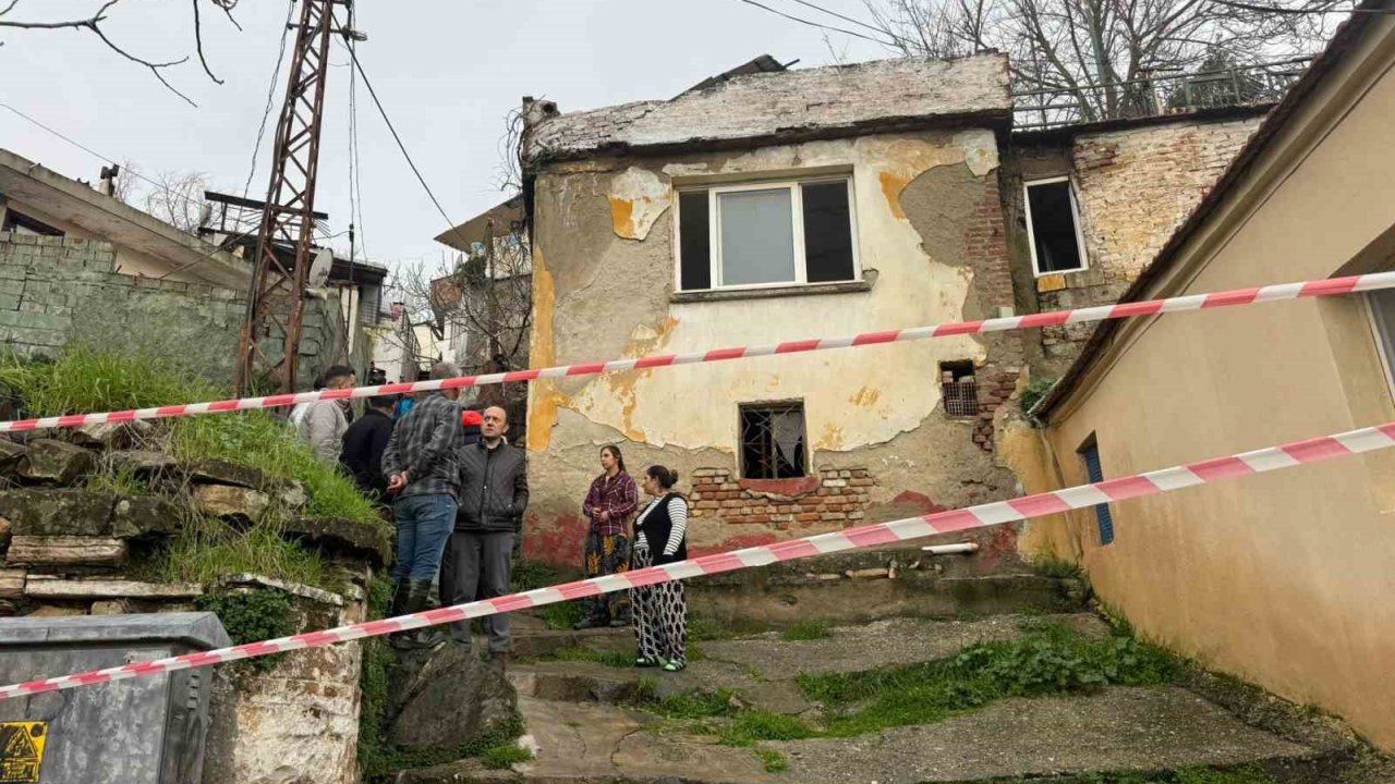 Söke’de yağmurun yumuşattığı evin duvarı çöktü