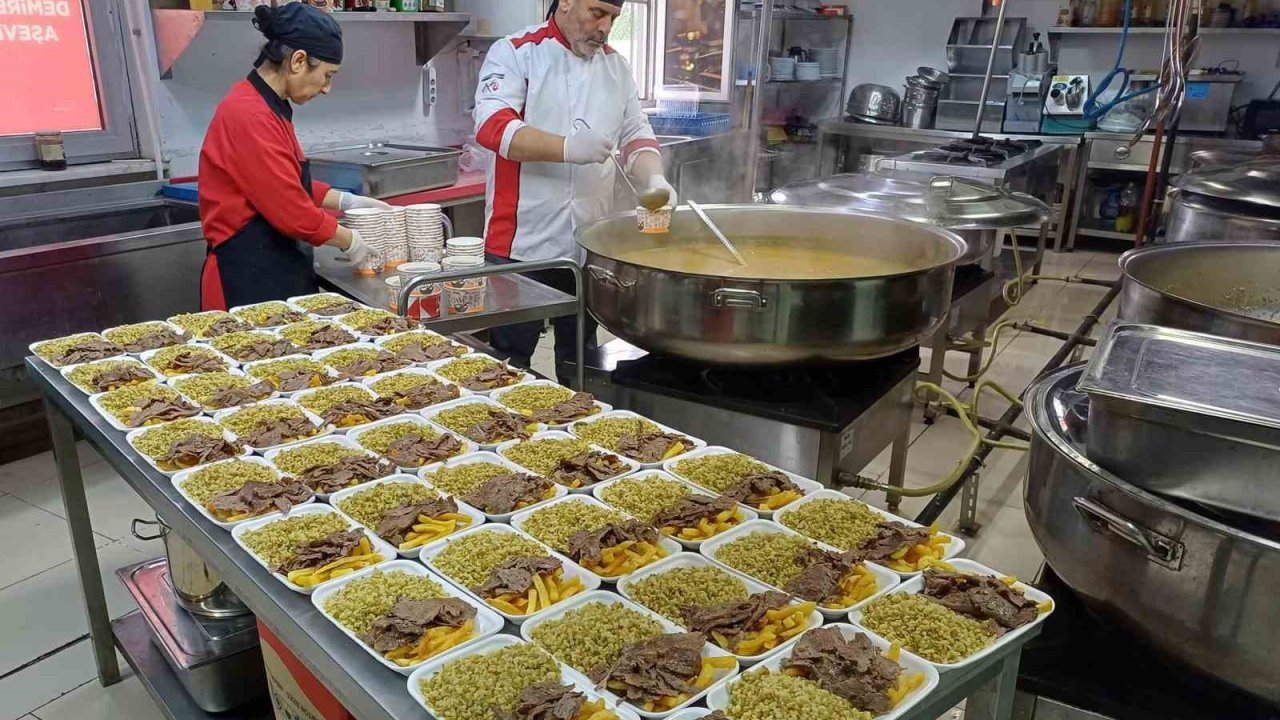 Araban’da 6 Şubat depremlerinde hayatını kaybedenler için 450 aileye et döner dağıtıldı