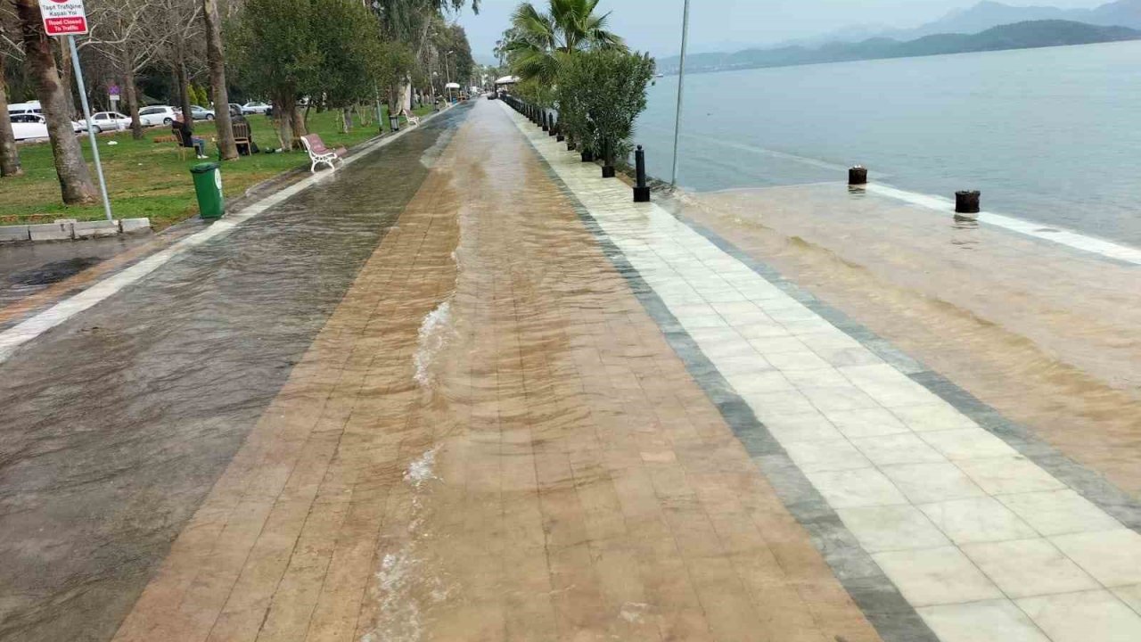 Köyceğiz Gölü taştı, kordon sular altında kaldı