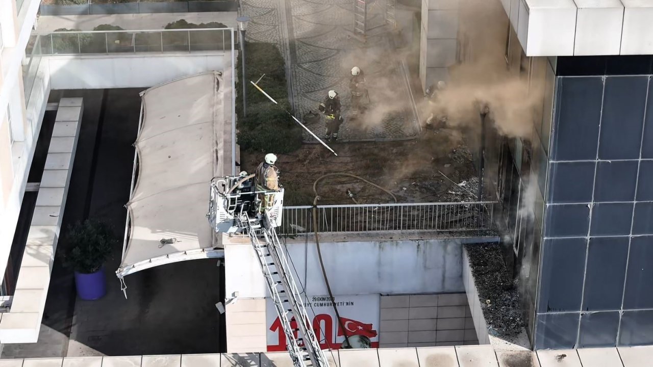 Bağcılar’da alışveriş merkezinin içindeki gece kulübünden alevler yükseldi