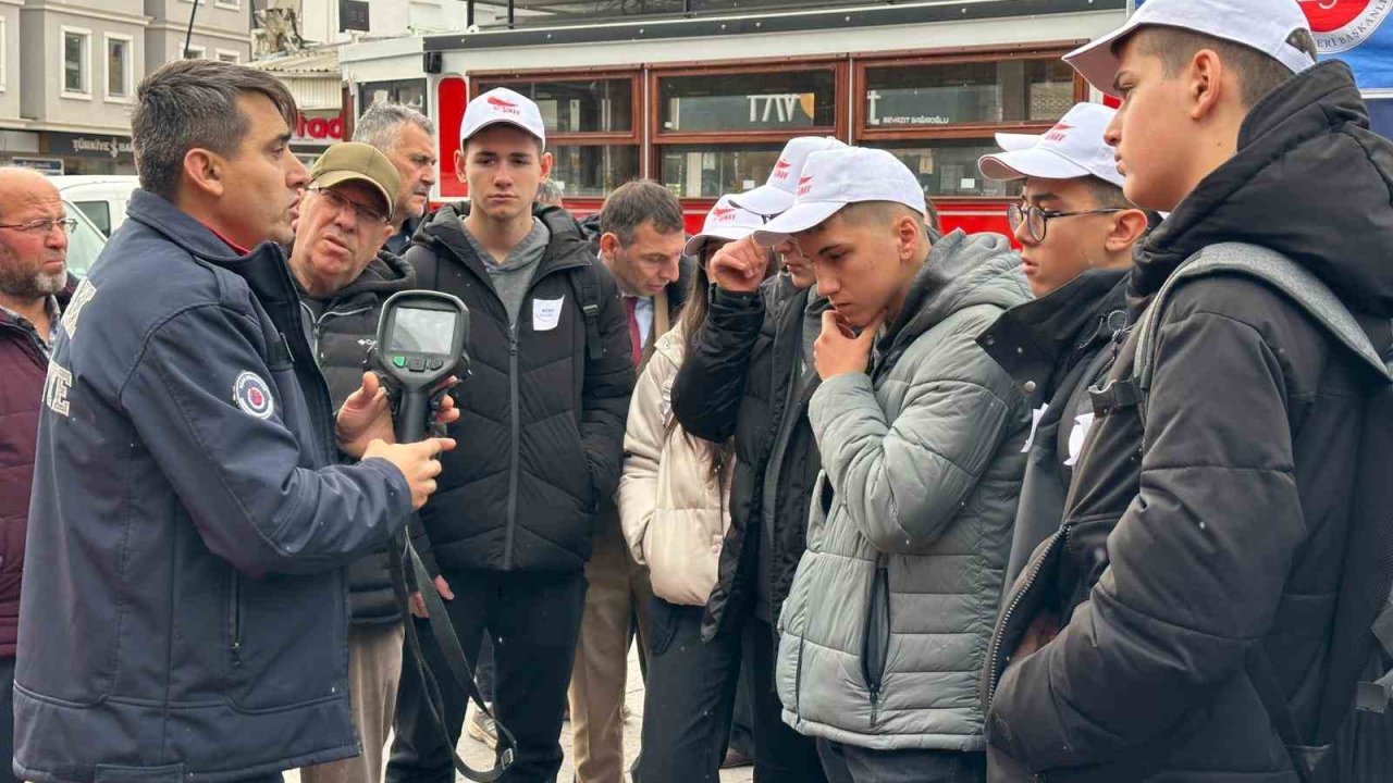 6 Şubat depremlerinde hayatını kaybedenler Uşak’ta dualarla anıldı