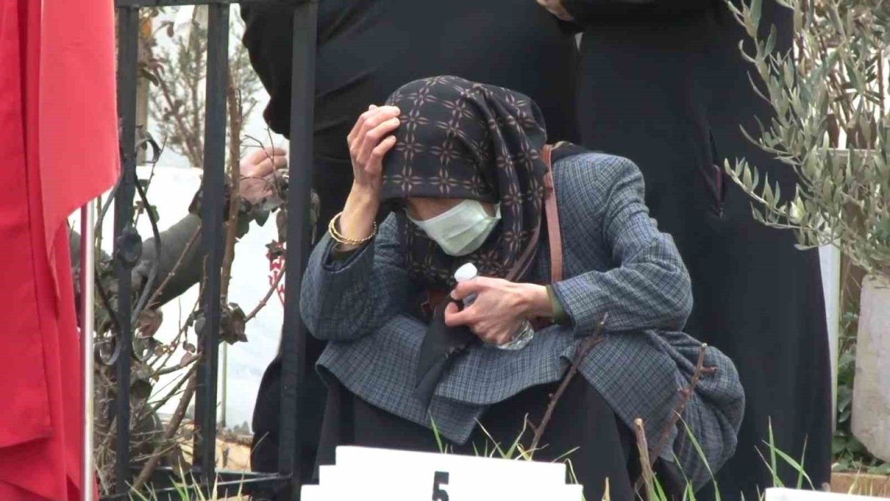 Adıyaman’da deprem şehitliğine duygusal ziyaret