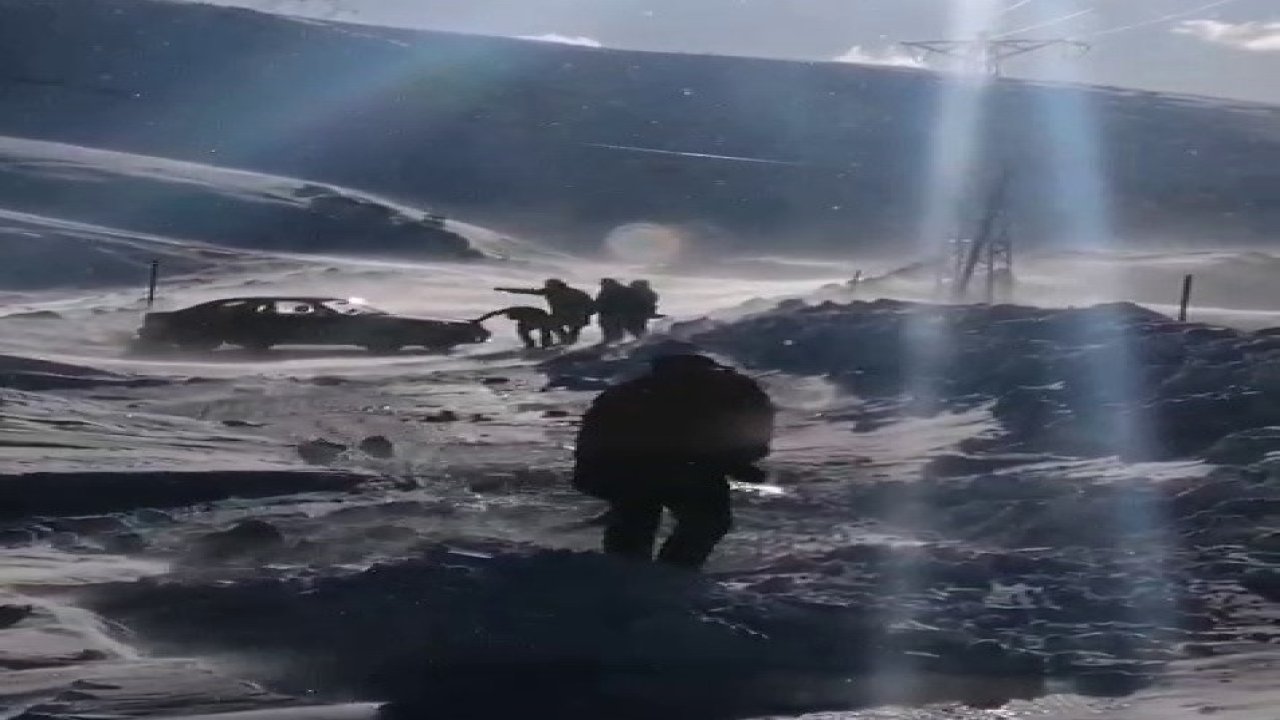 Sincik-Malatya yolunda mahsur kalan araç kurtarıldı