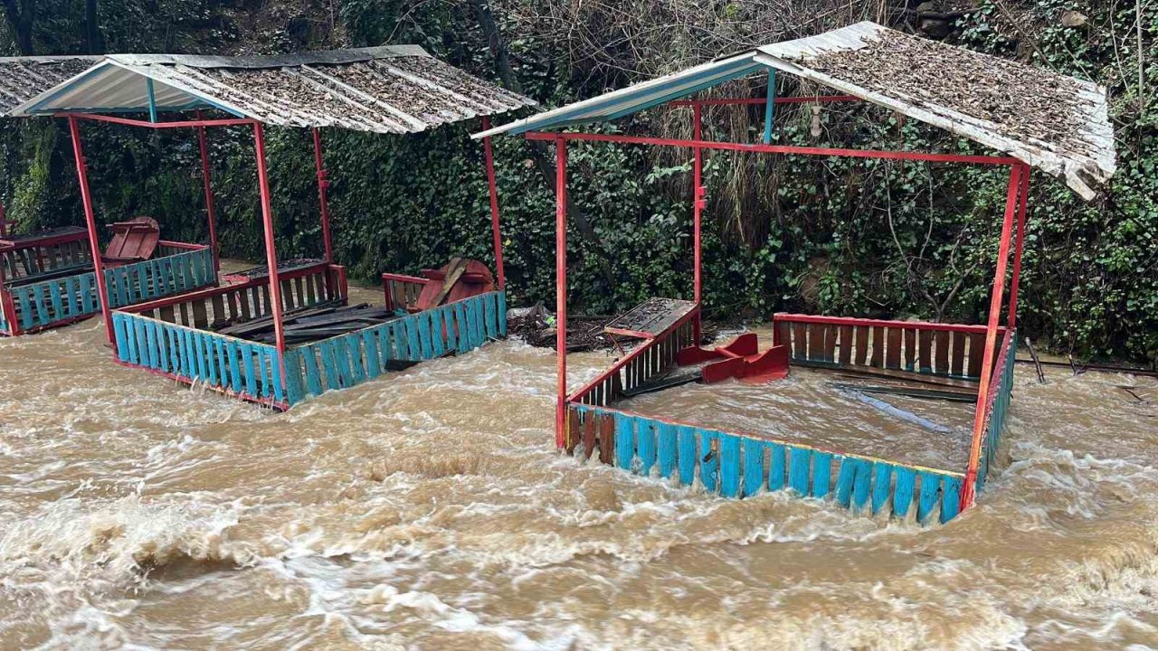 Alanya’da çay taştı: İşletmelere ait çardaklar sular altında kaldı