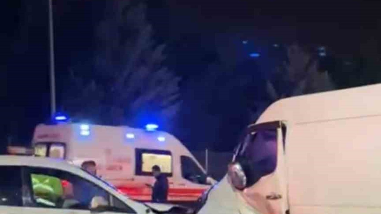 Sultanbeyli’de polis aracı ile otomobil çarpıştı: 3 yaralı