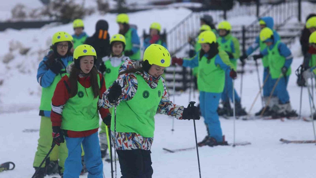 Hayatında ilk kez Uludağ’a çıktılar: "1000 Çocuk Kayak" projesiyle yüzlerce öğrenci karla buluştu