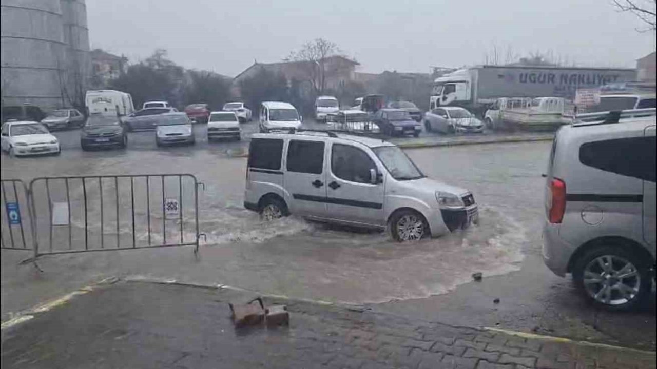 Sağanak yağış hayatı olumsuz etkiledi