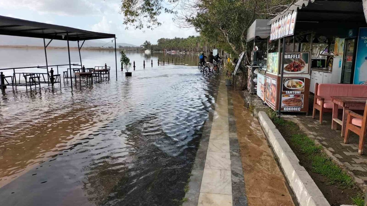 Köyceğiz Gölü’nde taşkın devam ediyor