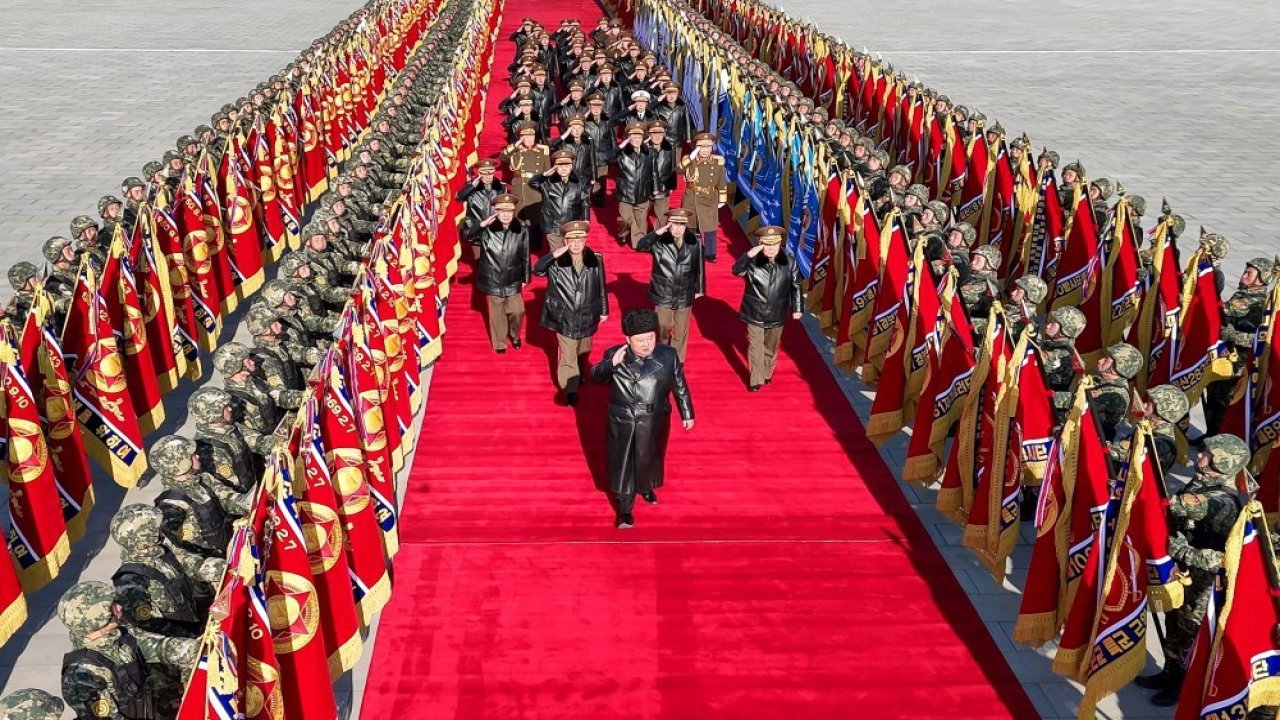 Kuzey Kore lideri Kim: "Ordumuzun savaş cephesi daha da genişleyecek"