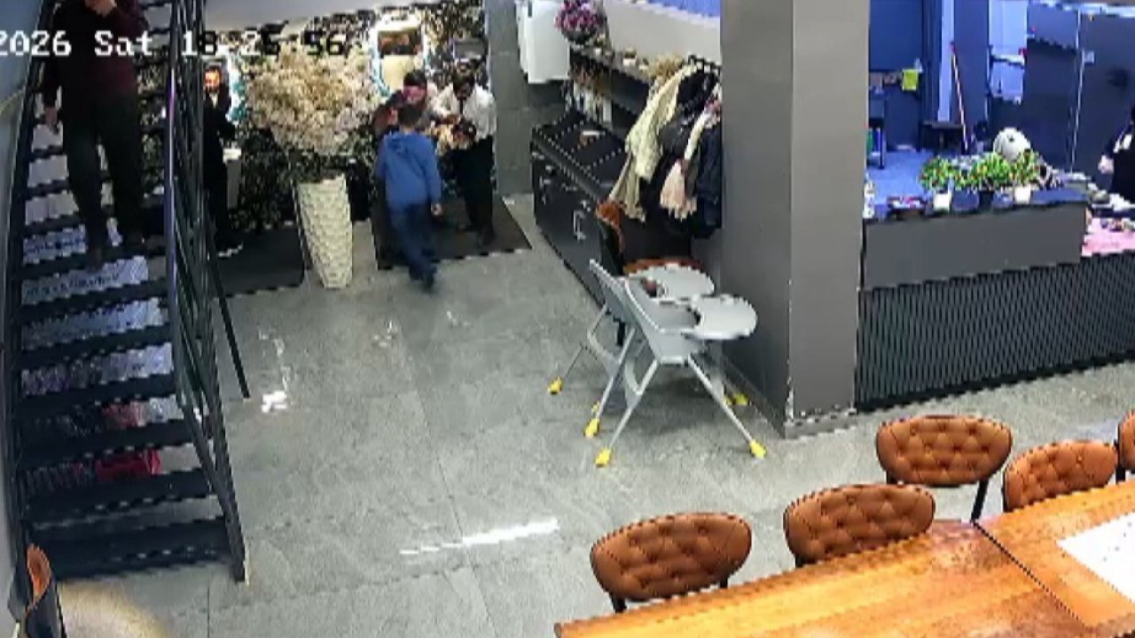 O anlar kamerada: Şefin Heimlich müdahalesi bebeği hayata bağladı