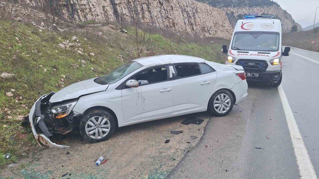 Bilecik’te kaygan yol kazaya neden oldu: 2 yaralı