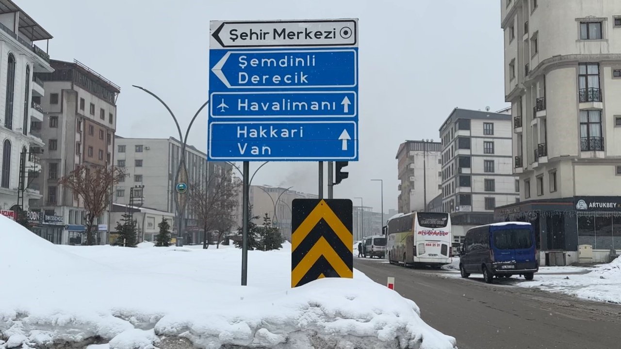 Yüksekova’da uçak seferlerine kar ve sis engeli