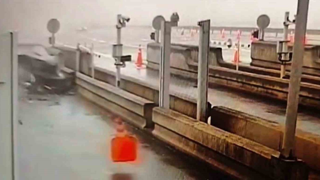 Kuzey Marmara gişelerinde araç bariyerlere çarptı: 1 yaralı