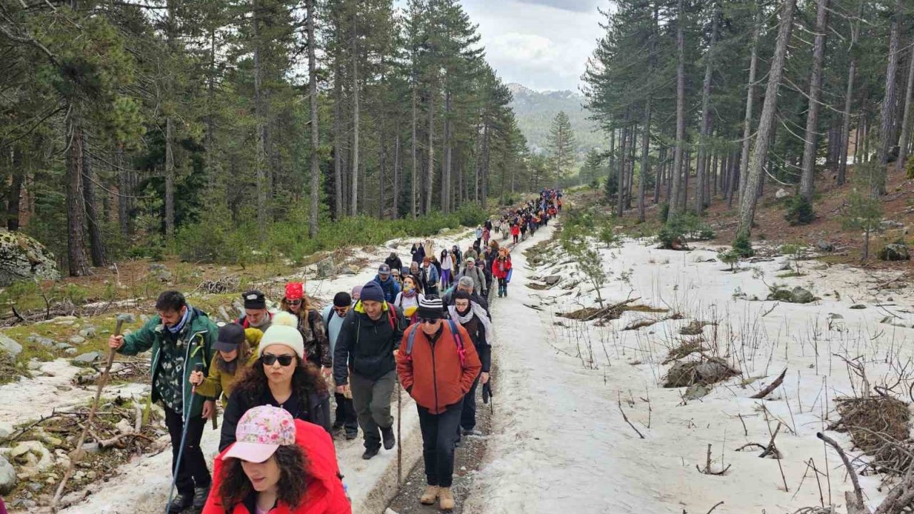 Beyşehir’de karda doğa yürüyüşü coşkusu