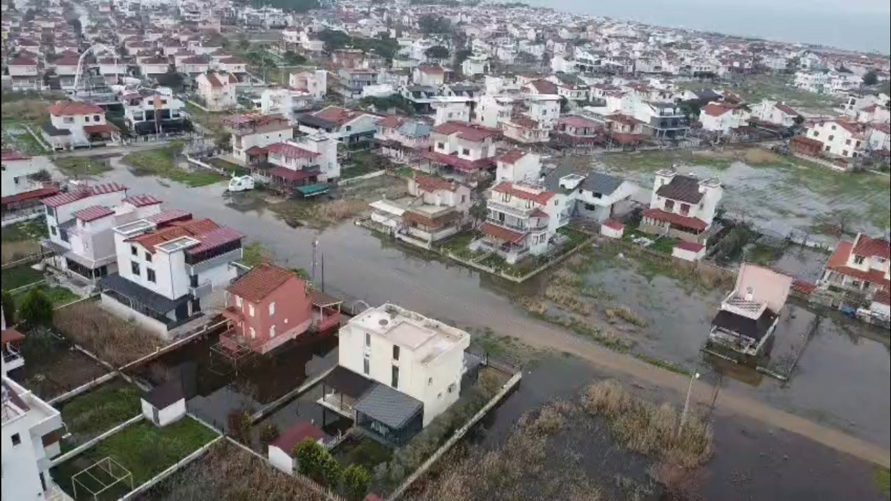Dikili’de yağış durdu, sular kaldı
