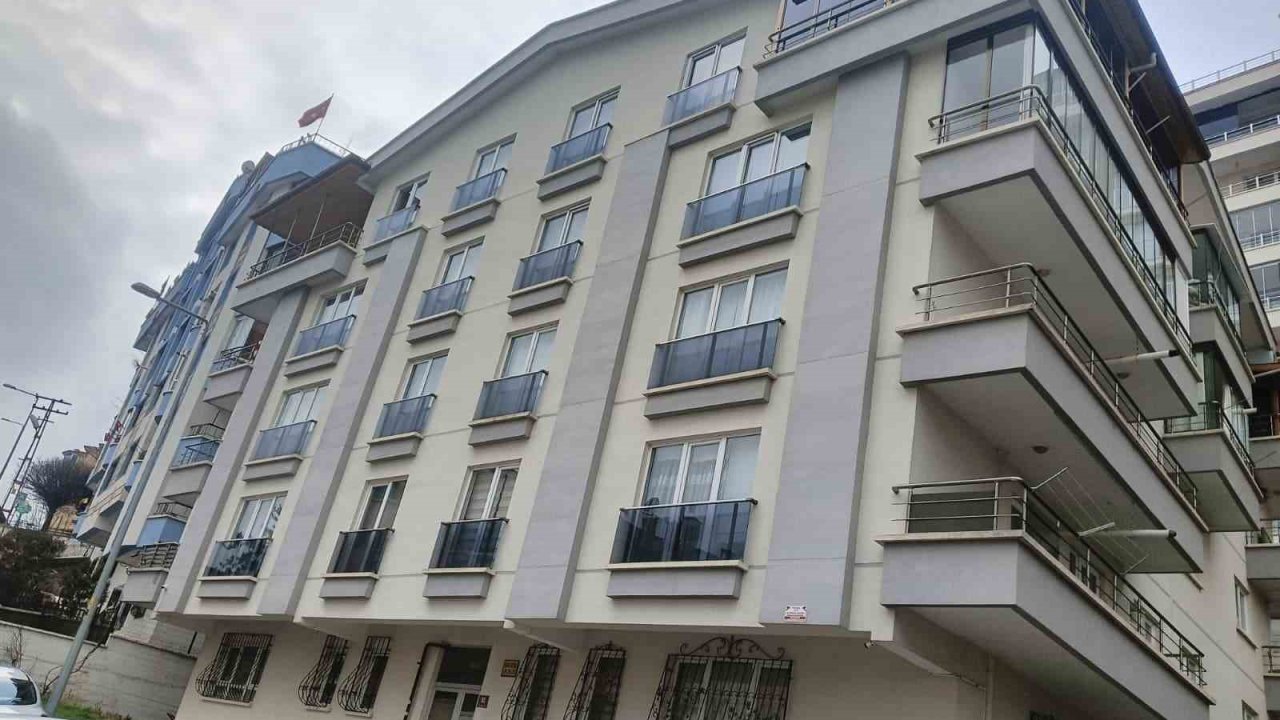 Mamak’taki toprak kayması apartmanların yıkılma riskini artırdı