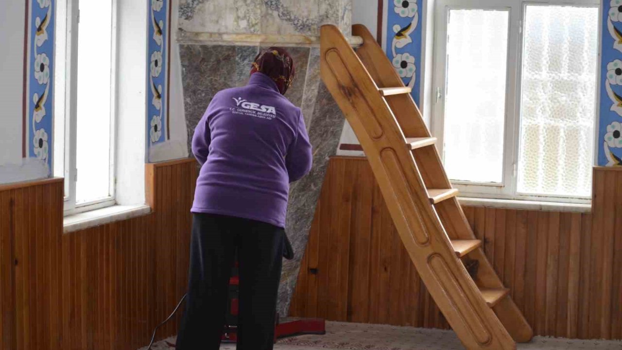 Germencik’te Ramazan ayı öncesi camiler temizlendi