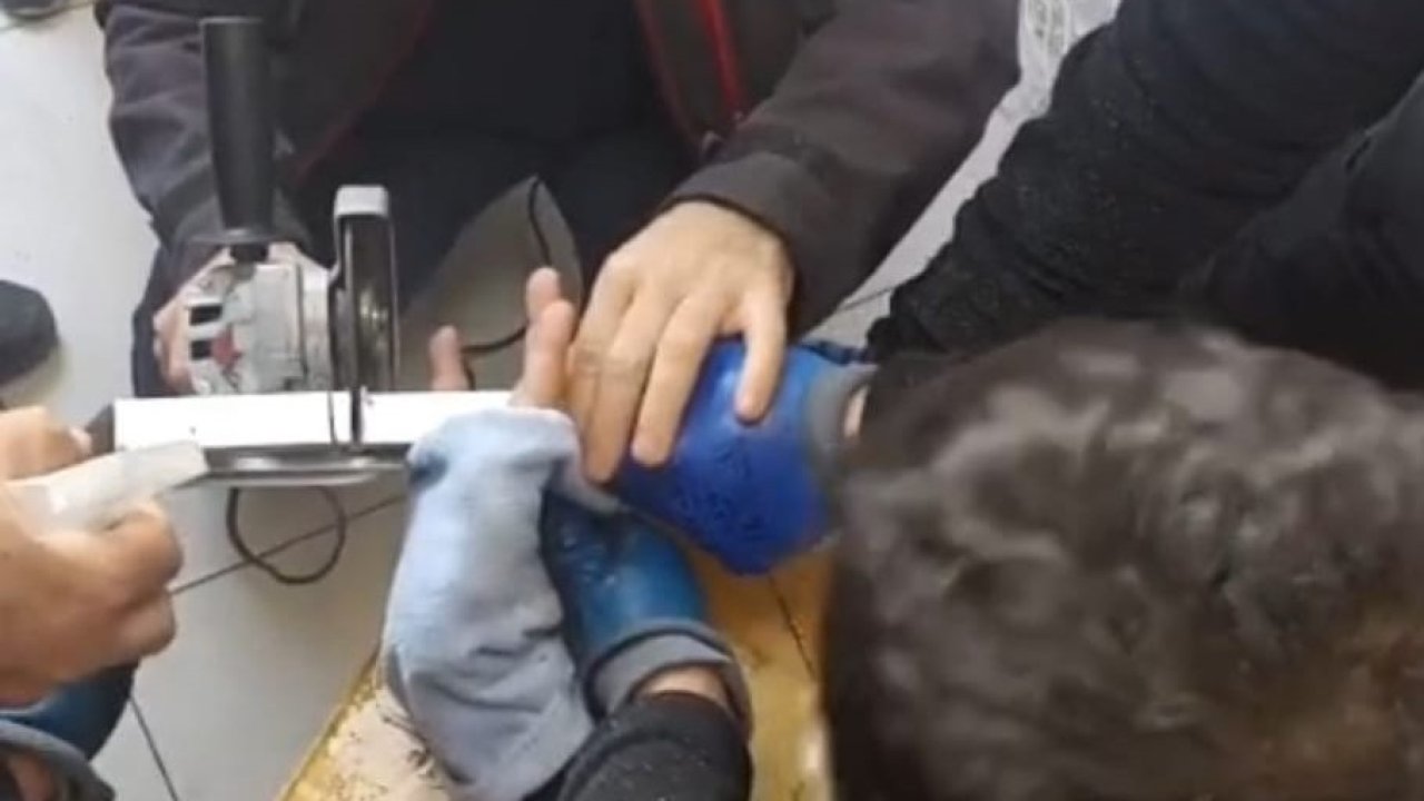 Parmağı akıllı tahtaya sıkışan öğrenci itfaiye ekiplerince kurtarıldı