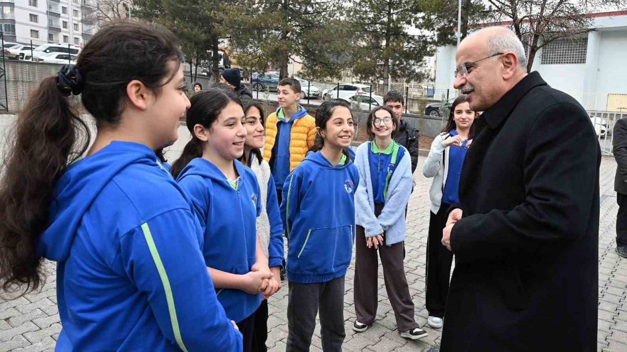 Başkan Er, İnönü Ortaokulu’na konuk oldu