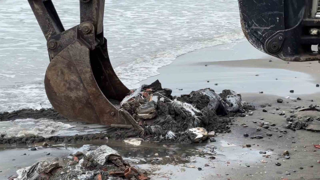 Samsun’da denize atılan çuvallar dolusu inşaat atığı temizlendi, inceleme başlatıldı