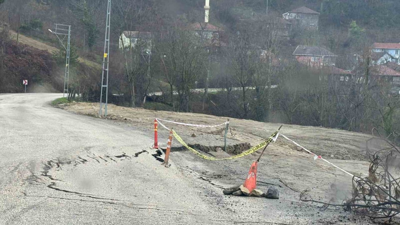 Kastamonu’da heyelan sonrası yol çöktü