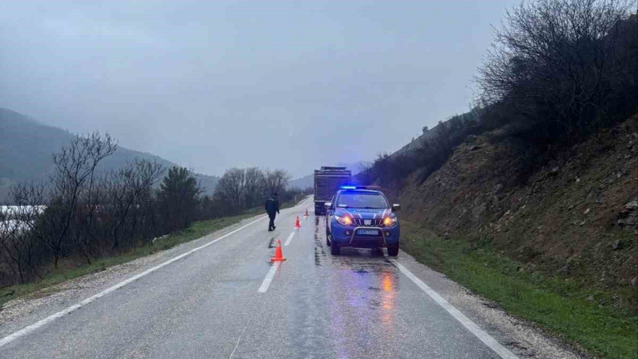 Bilecik’te arızalanan tır yolu tek şeride düşürdü