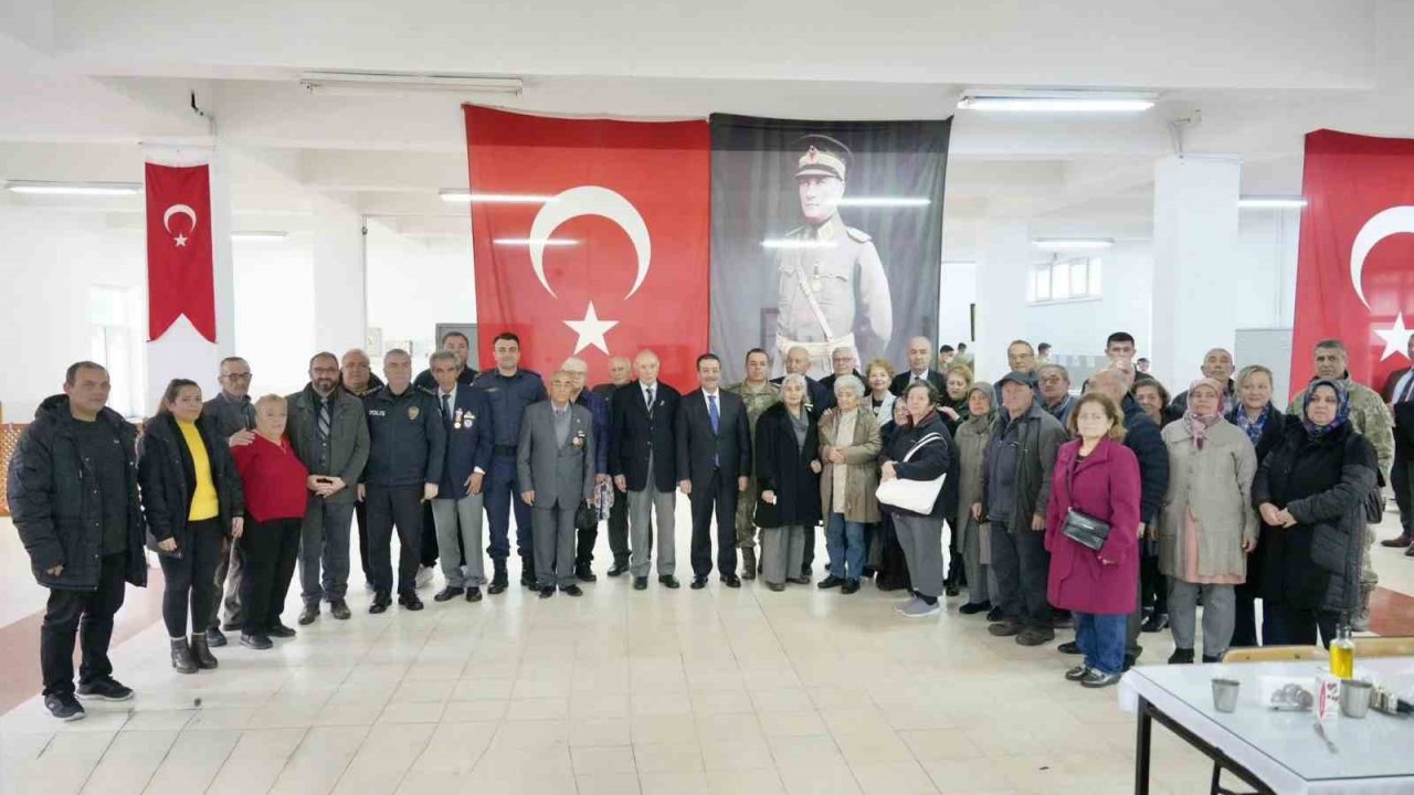 Burhaniye’de Kaymakam Atilla Şehit aileleri ve gaziler onuruna verilen yemeğe katıldı