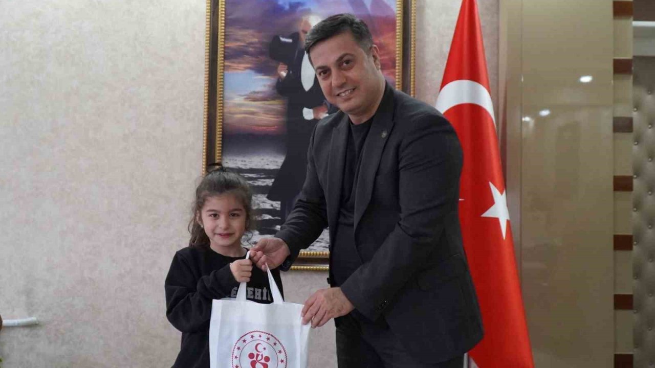 Müdür Öztürk’ten minik satranççı Deniz Erol’a övgü