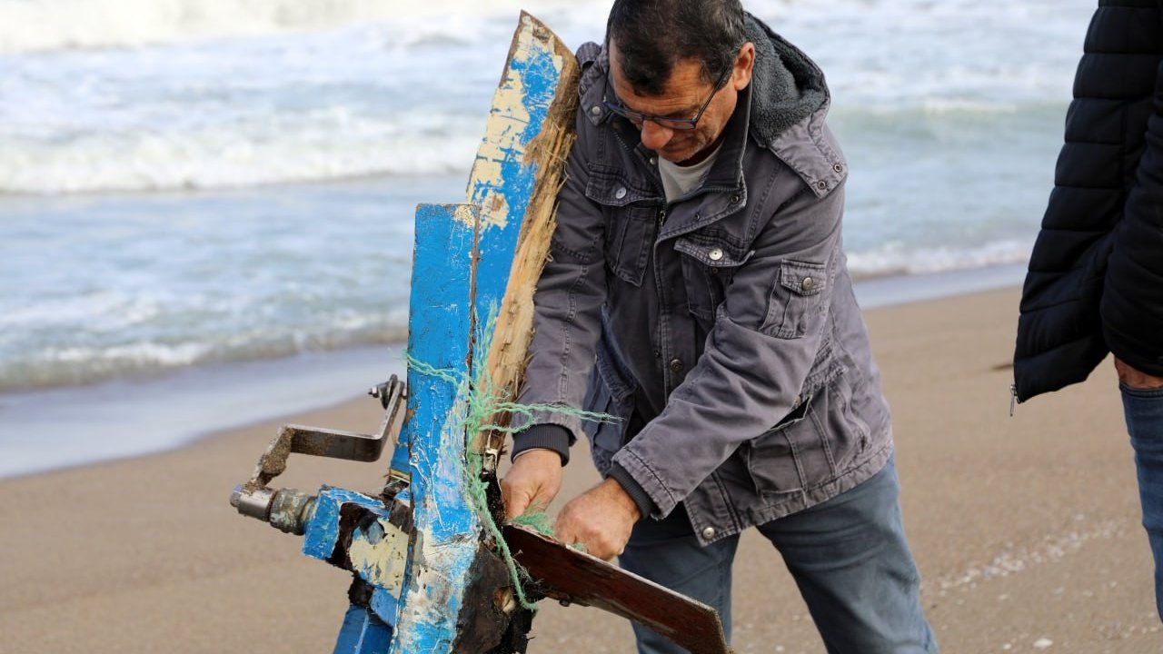 Sahilde 2 gün önce cansız bedeni bulunan balıkçının teknesi de aynı karaya vurdu