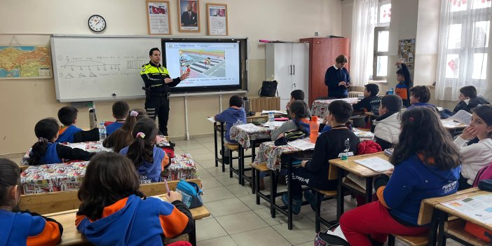 Kars Atatürk İlkokulu’nda trafik bilinci etkinliği