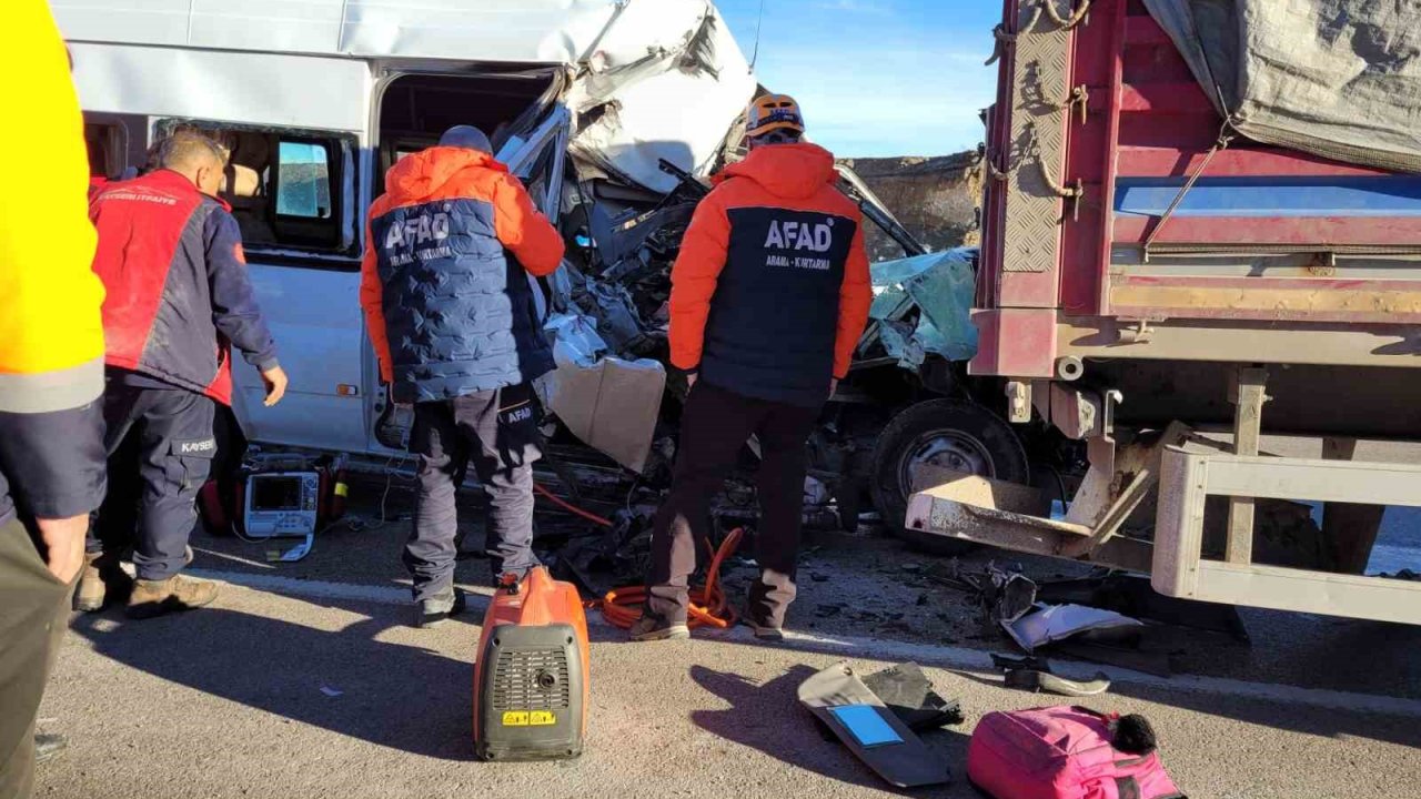 Öğrenci servisi tıra çarptı: 1 ölü, 7 yaralı