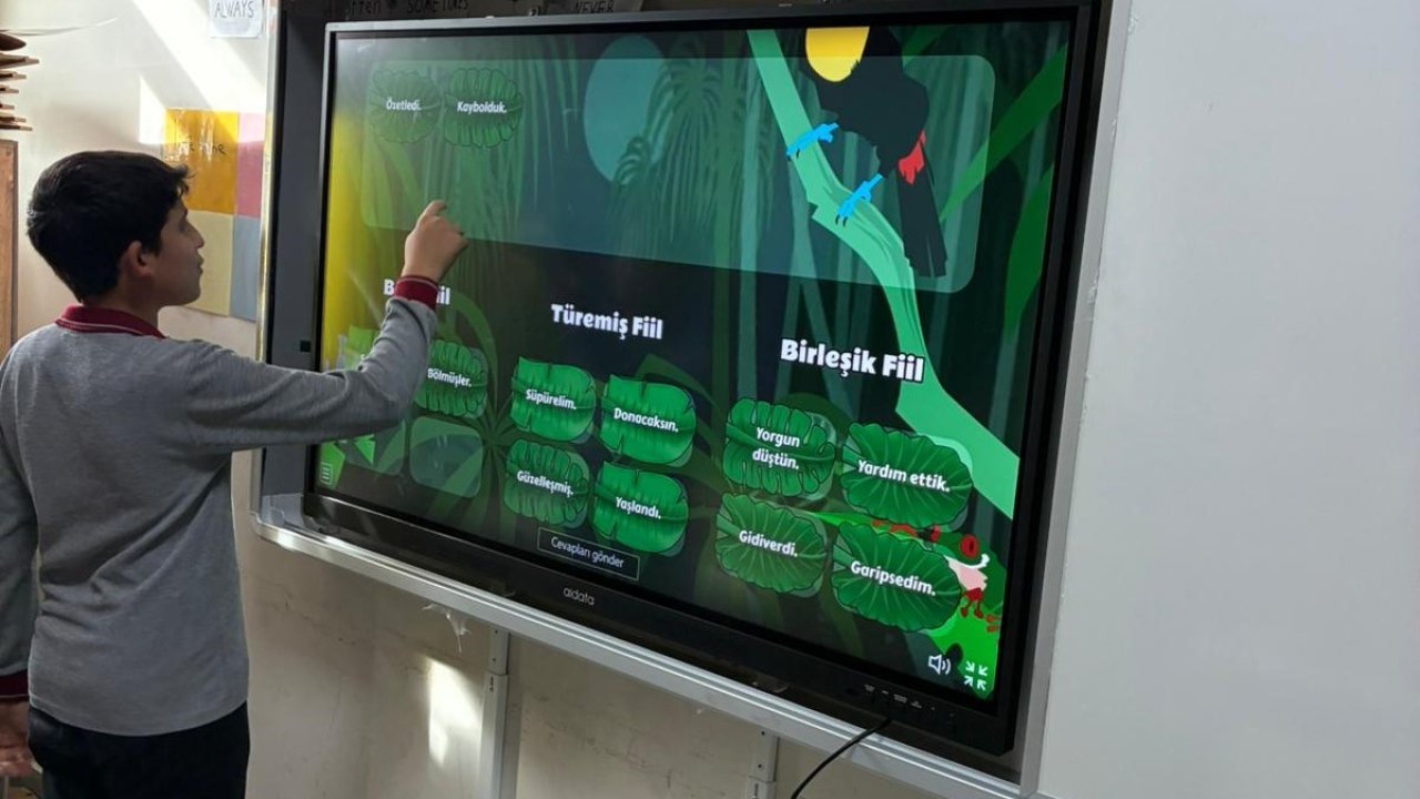 Sarıgöl Kızılçukur Ahmet Şılak Ortaokulu’na yeni akıllı tahtalar kuruldu