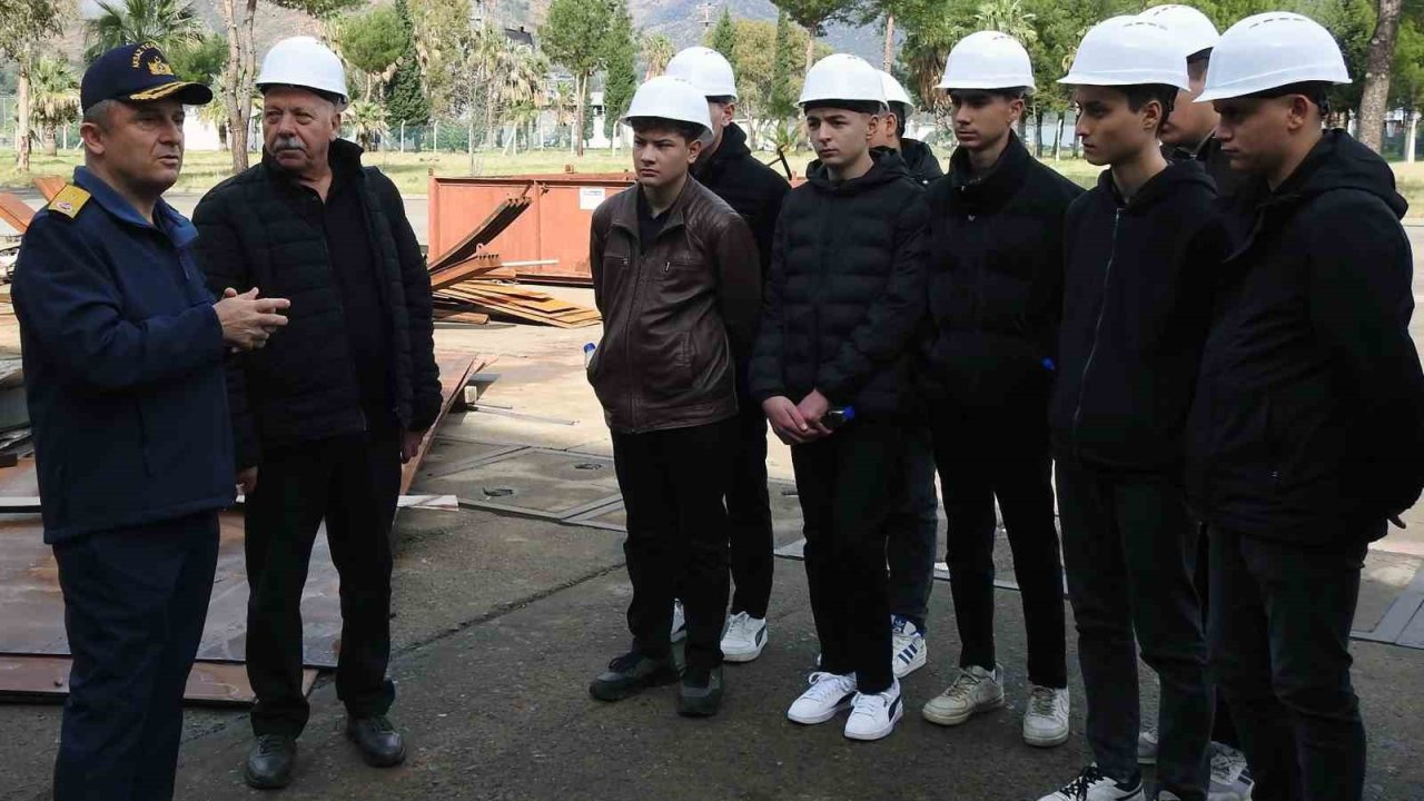 Lise öğrencilerine Aksaz Tersane Komutanlığında eğitim