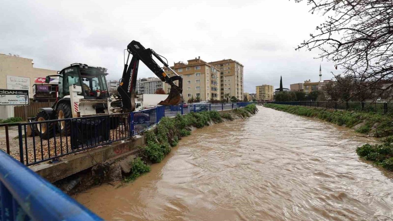 İzmir’de sağanak yağış: Büyükşehir ekipleri seferber oldu